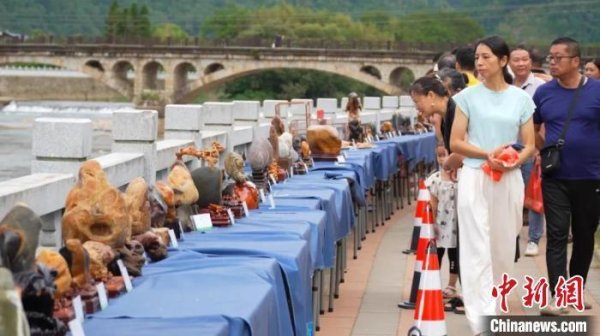 万博manbetx登录入口在民宿的房间里就能观赏到青山绿水-万博官方体育app下载(官方)网站/网页版登录入口/手机版最新下载